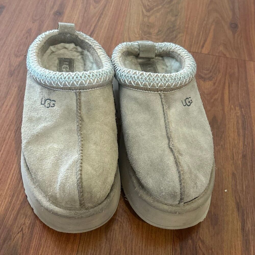 UGG Tazz beige size 6 mustard seed